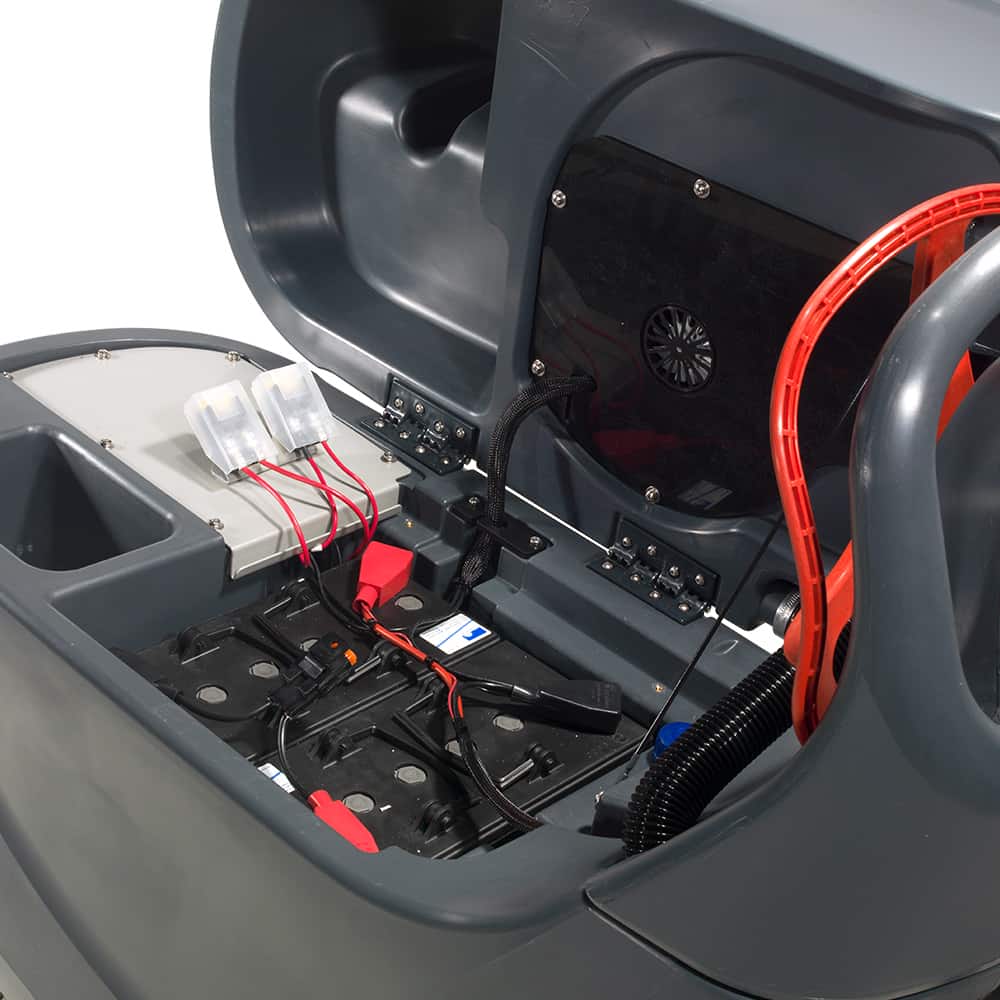 Wnętrze Numatic TGB6055/100 Twintec Wnętrze maszyny do mycia podłóg Numatic TGB6055/100 Twintec z widocznym akumulatorem i okablowaniem