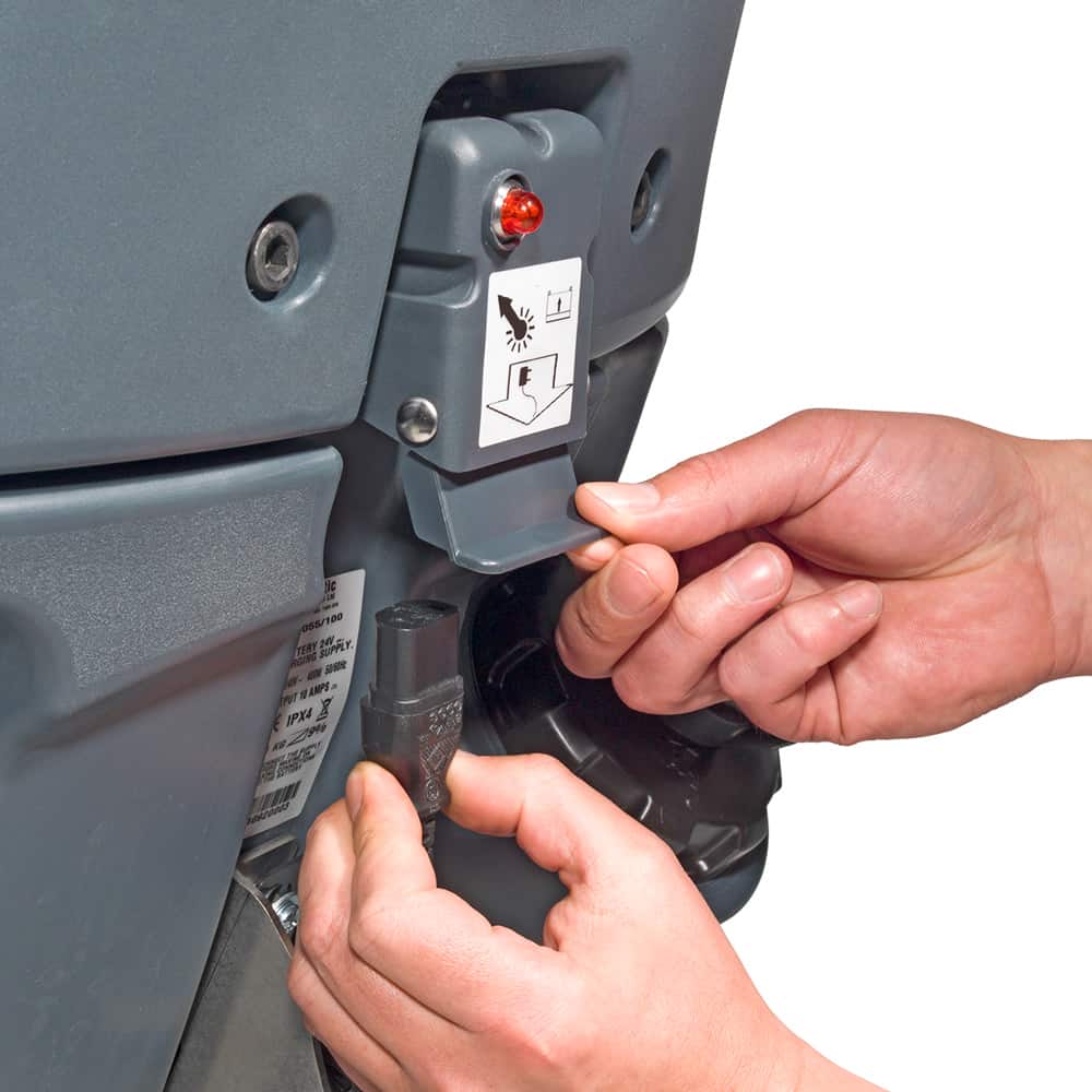 Ładowanie Numatic TGB6055/100 Twintec Podłączenie kabla ładowania w maszynie do mycia podłóg Numatic TGB6055/100 Twintec
