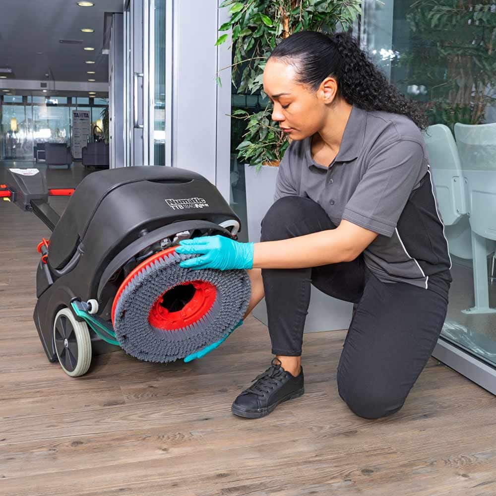 Łatwa wymiana szczotki w Numatic TTB1840NX-R Twintec Wymiana szczotki w maszynie do mycia podłóg Numatic TTB1840NX-R Twintec przez operatora